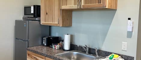 KĂŒhlschrank, Mikrowelle, Wasserkocher mit Kaffee-/Teezubehör, Toaster