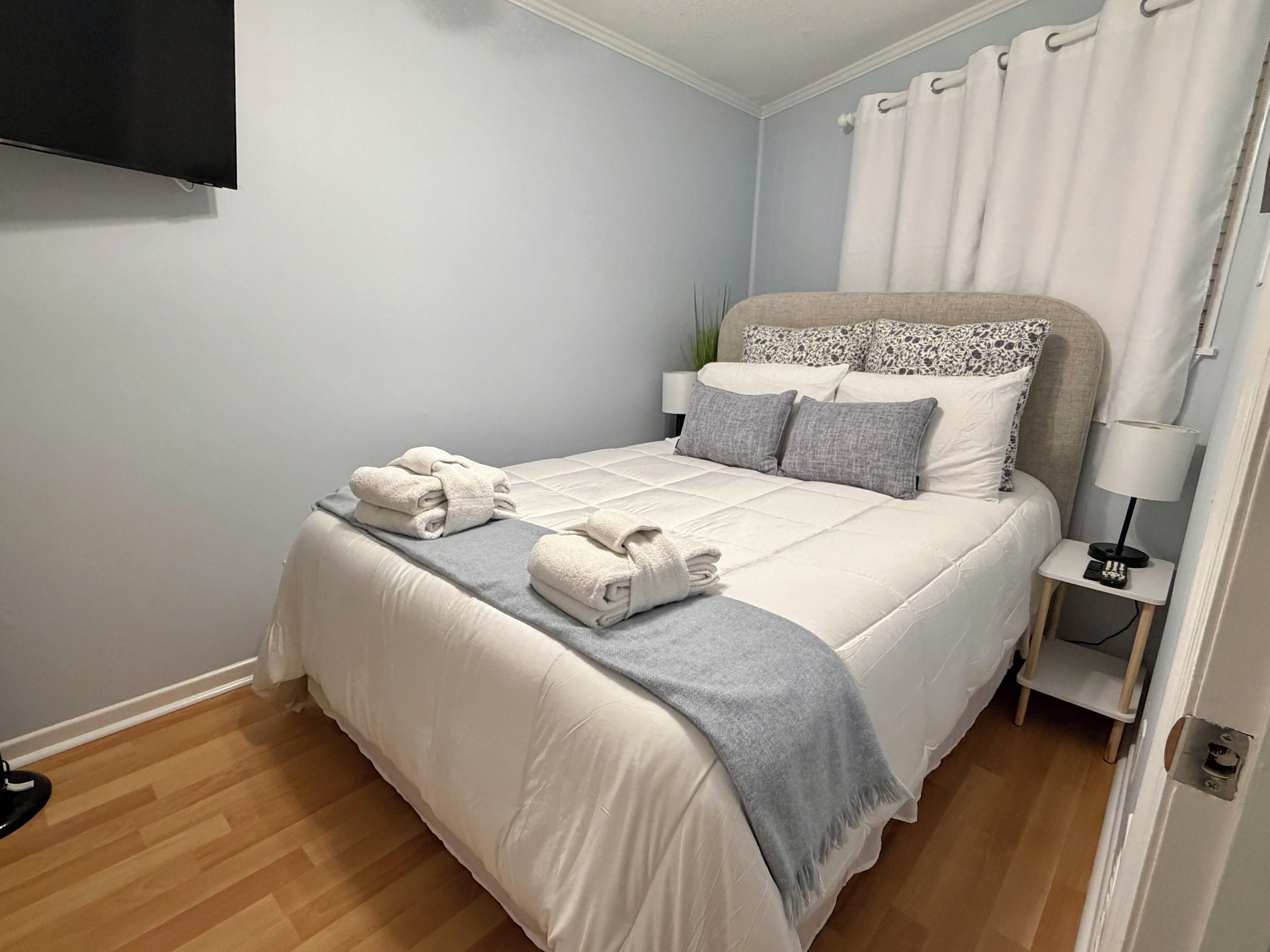 Iron/ironing board, free WiFi, bed sheets
