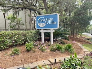 Une enseigne pour SeaSide Villas, avec un design évoquant le bord de mer, située au 23, S. Forest Beach Dr.