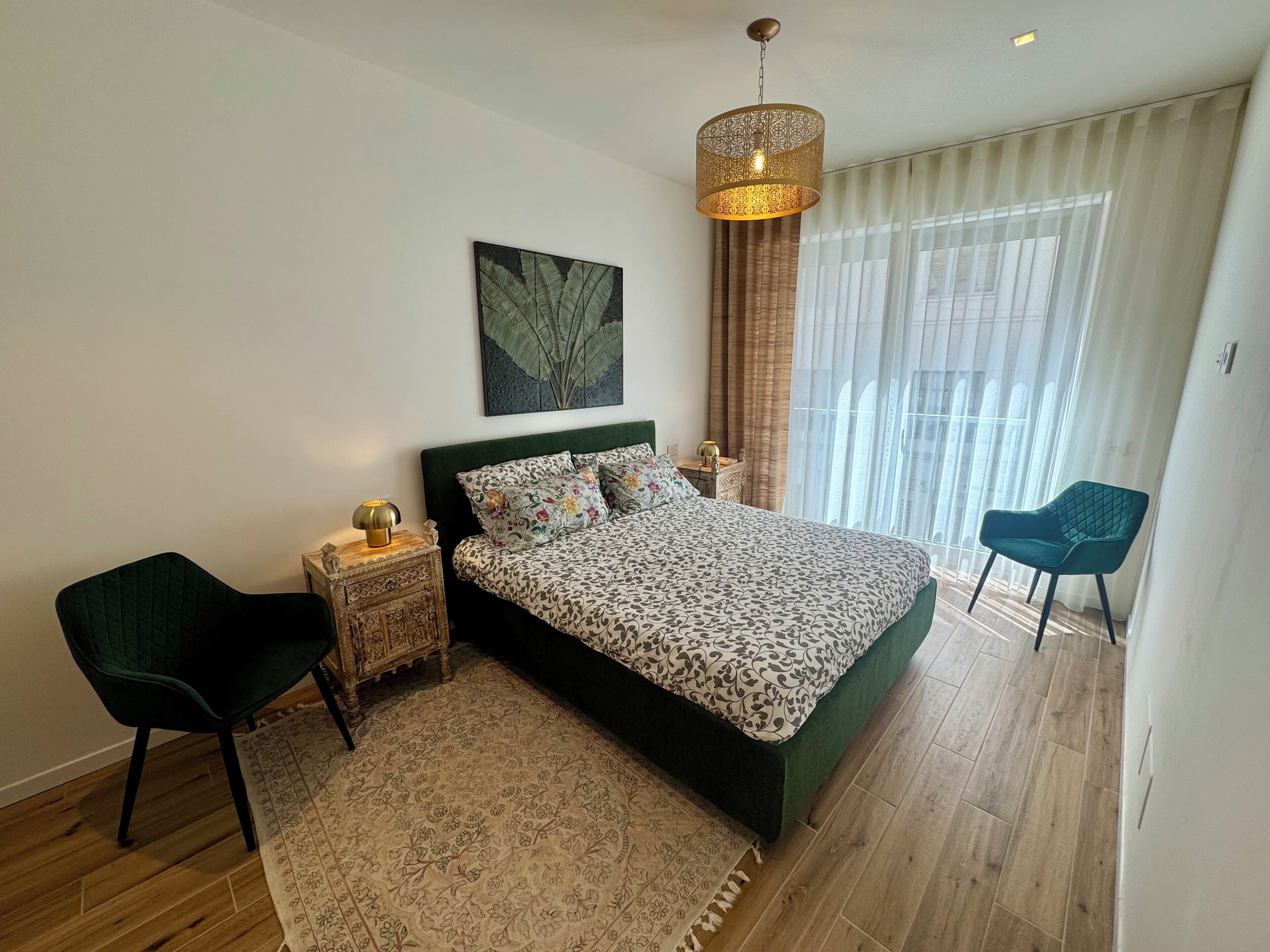 Iron/ironing board, WiFi, bed sheets