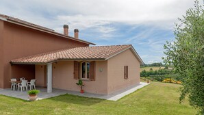 A house with a patio, a dining area, and a small garden. - Poggio Novello - Agriturismo Peccioli (Peccioli)