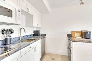 Wasserkocher mit Kaffee-/Teezubehör, Kühlschrank, Mikrowelle, Ofen
