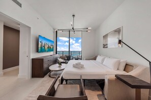 Iron/ironing board, travel cot, WiFi, bed sheets - Spacious 3BR | Pool & Gym | Near Fan Fest 2026 (Downtown)