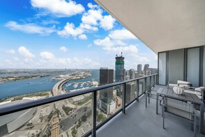 Outdoor dining - Spacious 3BR | Pool & Gym | Near Fan Fest 2026 (Downtown)