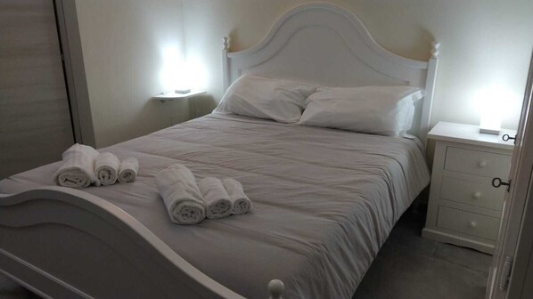 5 bedrooms, travel crib, free WiFi, bed sheets