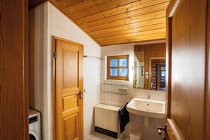 Secadora de cabello, toallas, jabón, papel de baño 