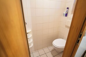 Secadora de cabello, toallas, jabón, papel de baño 