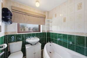 Bathroom - Entire home in Stoke-on-Trent - Work-Ready 1-Bed Stay | Office & Gym | Longton (Stoke-on-Trent)