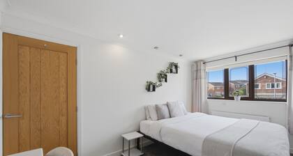 Entire home in Stoke-on-Trent - Work-Ready 1-Bed Stay | Office & Gym | Longton