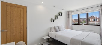 Entire home in Stoke-on-Trent - Work-Ready 1-Bed Stay | Office & Gym | Longton