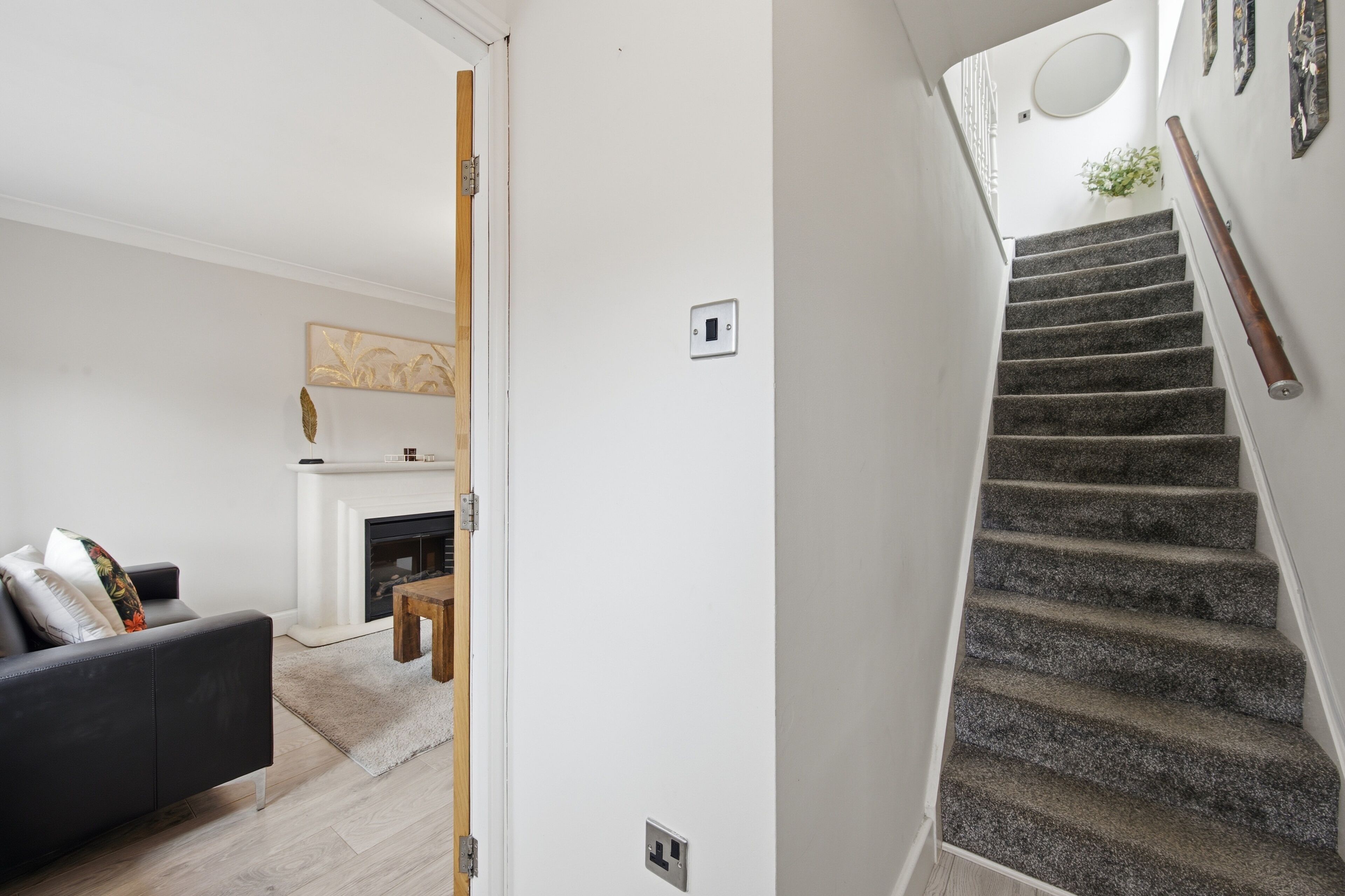 Entire Home In Stoke-on-trent - Work-ready 1-bed Stay | Office & Gym | Longton - Stoke-on-Trent
