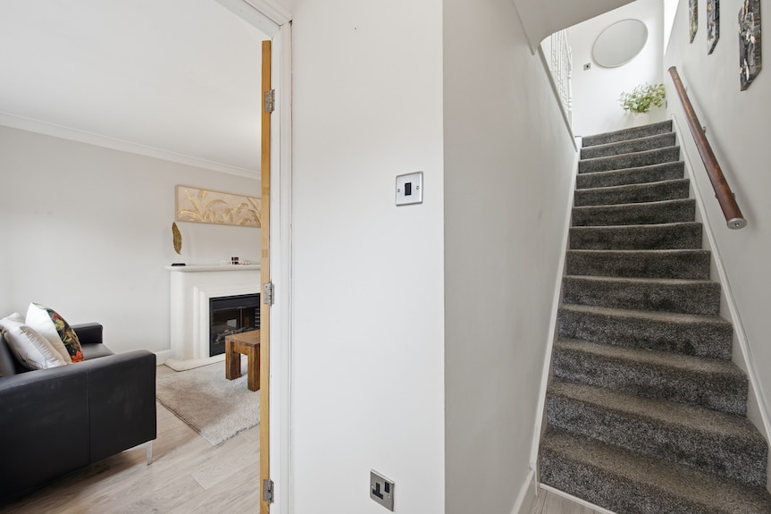 Entire Home In Stoke-on-trent - Work-ready 1-bed Stay | Office & Gym | Longton - Stoke-on-Trent