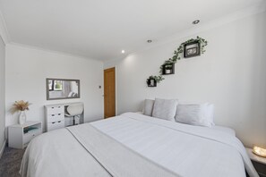 Room - Entire home in Stoke-on-Trent - Work-Ready 1-Bed Stay | Office & Gym | Longton (Stoke-on-Trent)