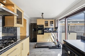 Private kitchen - Entire home in Stoke-on-Trent - Work-Ready 1-Bed Stay | Office & Gym | Longton (Stoke-on-Trent)