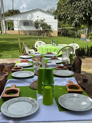 Outdoor dining - La Toscana Farm (Chinauta)