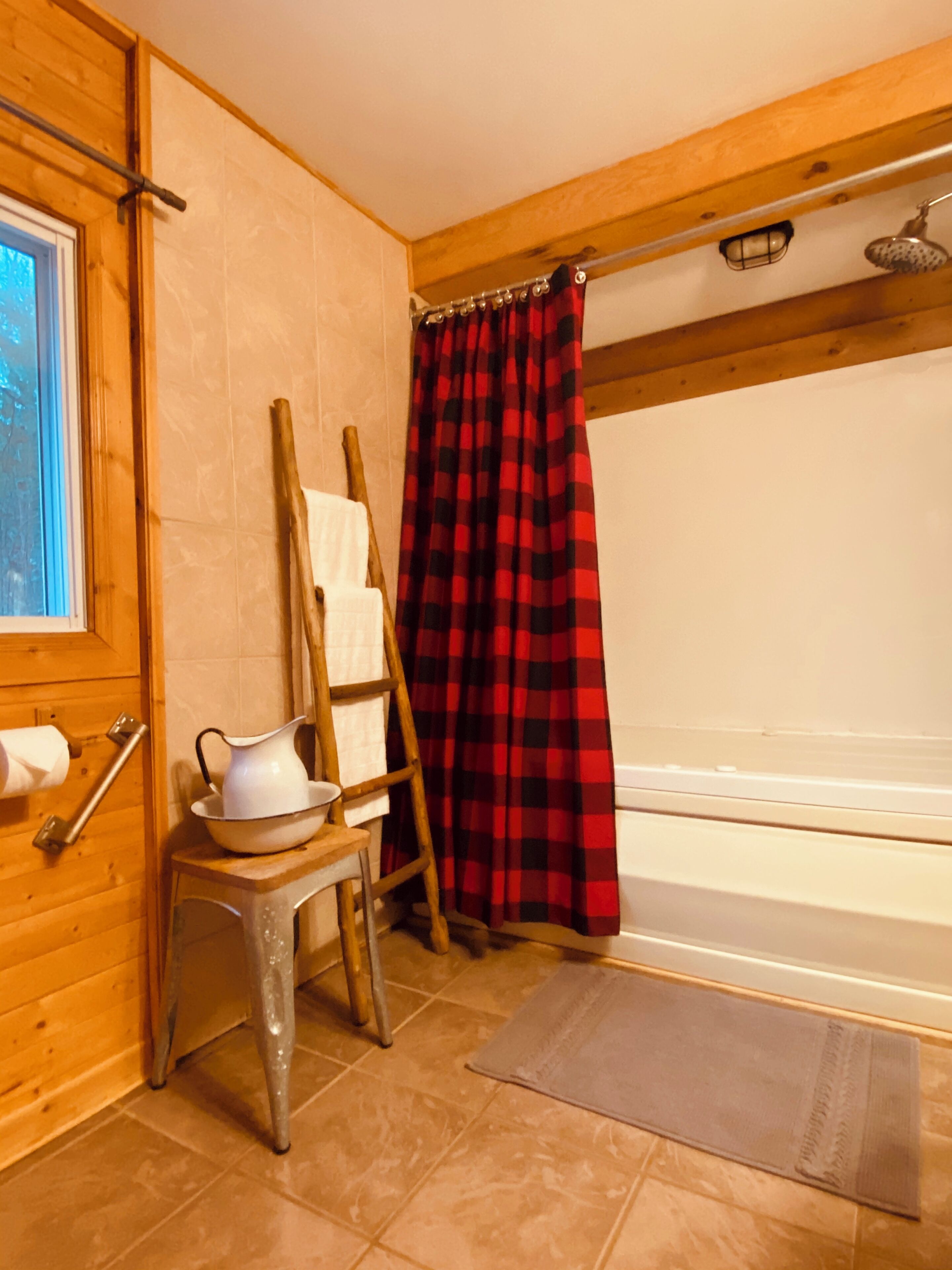 Cottage, vue lac | Salle de bain | Ensemble douche/baignoire, serviettes fournies, savon, papier toilette