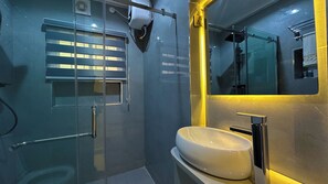 Economy-Zimmer, Balkon, Stadtblick | Badezimmer | Kostenlose Toilettenartikel, Haartrockner, Handtücher, Seife