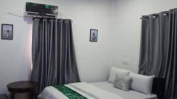 Escritorio, espacio para trabajar con laptop y cortinas blackout