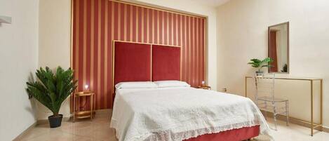 Tabla de planchar con plancha, wifi y ropa de cama