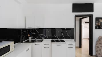 Kühlschrank, Mikrowelle, Herdplatte, Wasserkocher mit Kaffee-/Teezubehör