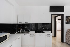 Kühlschrank, Mikrowelle, Herdplatte, Wasserkocher mit Kaffee-/Teezubehör