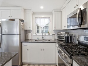 Fridge, microwave, oven, stovetop - Relaxing Cape Retreat Near Seagull Beach (Yarmouth)