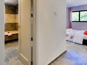 A modern bathroom with a shower, a toilet, and a sink. - Apartment  by Interhome (Albufeira)