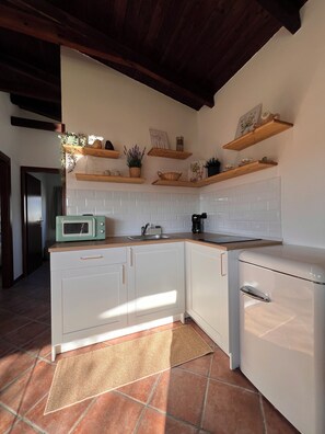 Private kitchen - Casetta Eleonora at the exit of the highway exit, a stone's throw from the Castles. (Lazio)