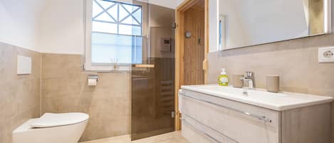 Dusche, Haartrockner, Seife, Toilettenpapier