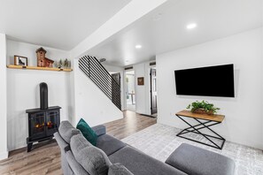 TV, fireplace - Sixteenth Street Retreat | Fire Pit & BBQ (Coeur d'Alene)