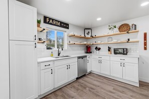 Fridge, microwave, oven, stovetop - Sixteenth Street Retreat | Fire Pit & BBQ (Coeur d'Alene)
