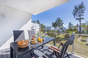 Outdoor dining - Vacation apartment with sauna, lake view and balcony on the Szczecin Lagoon (Zirchow)