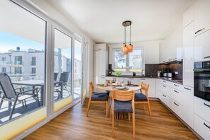 Fridge, microwave, oven, stovetop - Vacation apartment with sauna, lake view and balcony on the Szczecin Lagoon (Zirchow)