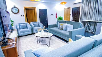Family Room, Balcony, City View | Living area