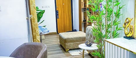 Habitación familiar, balcón, vista a la ciudad | Interior