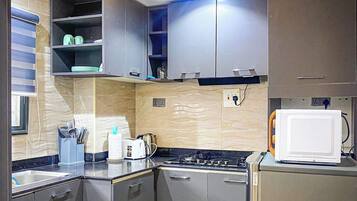 Phòng dành cho gia đình, ban công, quang cảnh thành phố | Bếp riêng | Tủ lạnh, lò vi sóng, lò nướng, bếp nấu