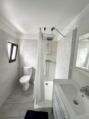 Bathroom - Vrbo Property (Périgny)