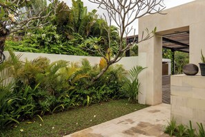 Property grounds - Private 2-Bedroom villa with Swimming pools in Seminyak (Badung)