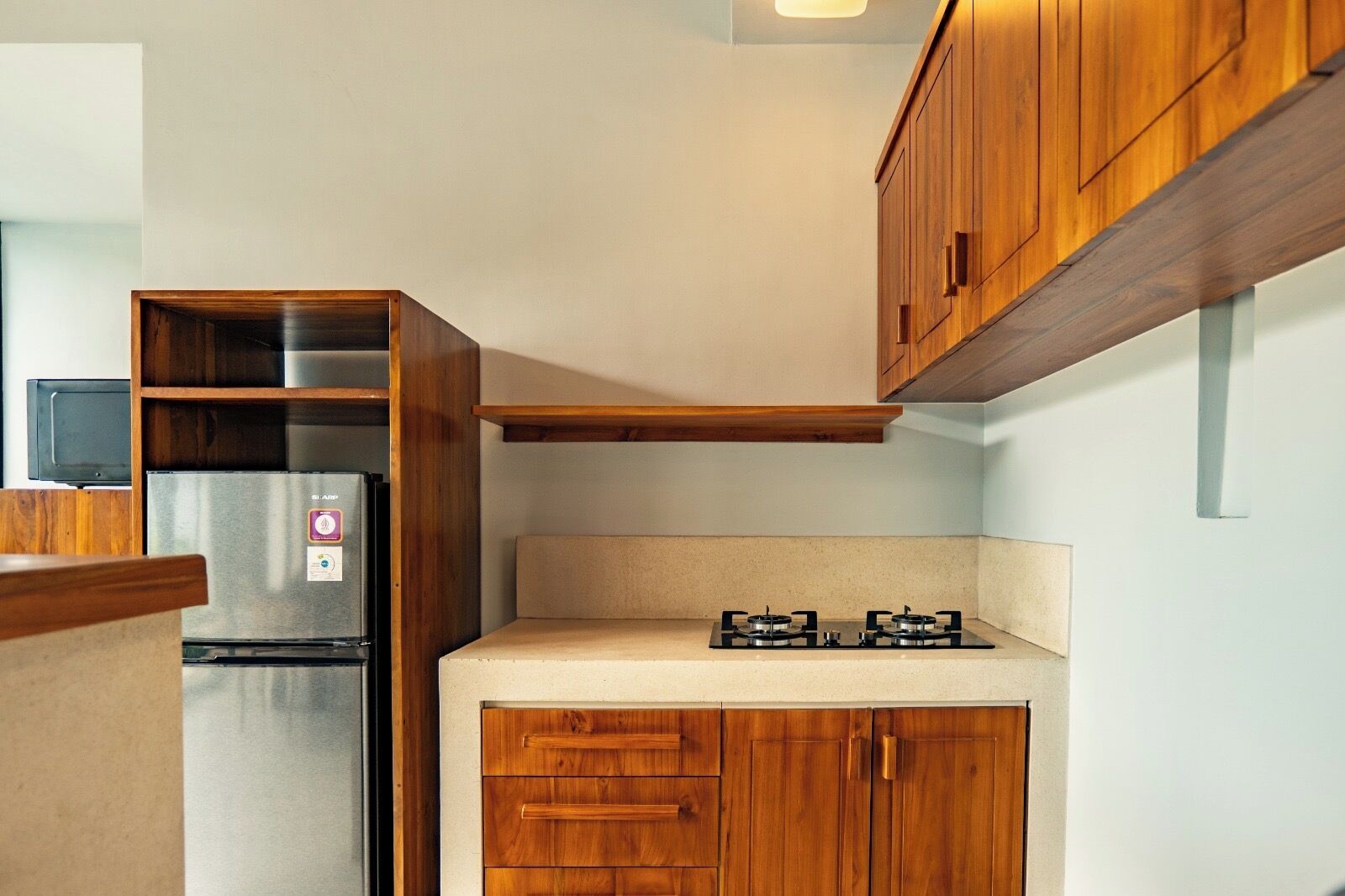 Kühlschrank, Mikrowelle, Wasserkocher, Gewürze