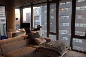 Living area - FIFA Watchpad Oasis; Minutes to the Stadium (Toronto)
