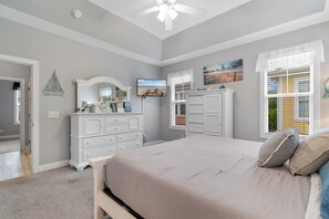 Free WiFi, bed sheets - Sea Coral Escape- Resort Pool, Private Home (North Myrtle Beach)
