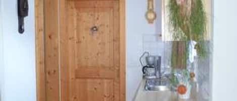 Fridge, cookware/dishes/utensils