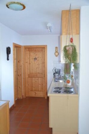 Kühlschrank, Kochgeschirr/Geschirr/Besteck