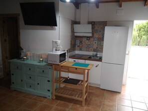 Refrigerador, microondas, cafetera y tetera y tostadora 
