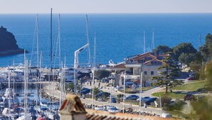 Un port de plaisance où sont amarrés de nombreux voiliers, un restaurant et un espace d’accueil.
