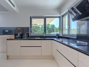 Kühlschrank, Mikrowelle, Ofen, Geschirrspüler