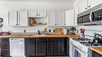 Coffee/tea maker, fridge, microwave, oven