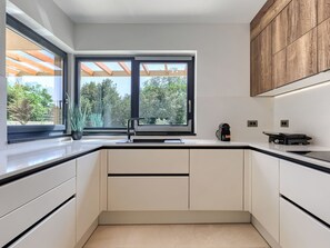 Kühlschrank, Mikrowelle, Ofen, Geschirrspüler
