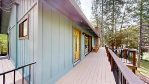 Terrace/patio - NEW! Grateful Getaway - Serene Mountain Retreat (Groveland)