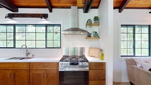 Fridge, microwave, oven, dishwasher - NEW! Grateful Getaway - Serene Mountain Retreat (Groveland)